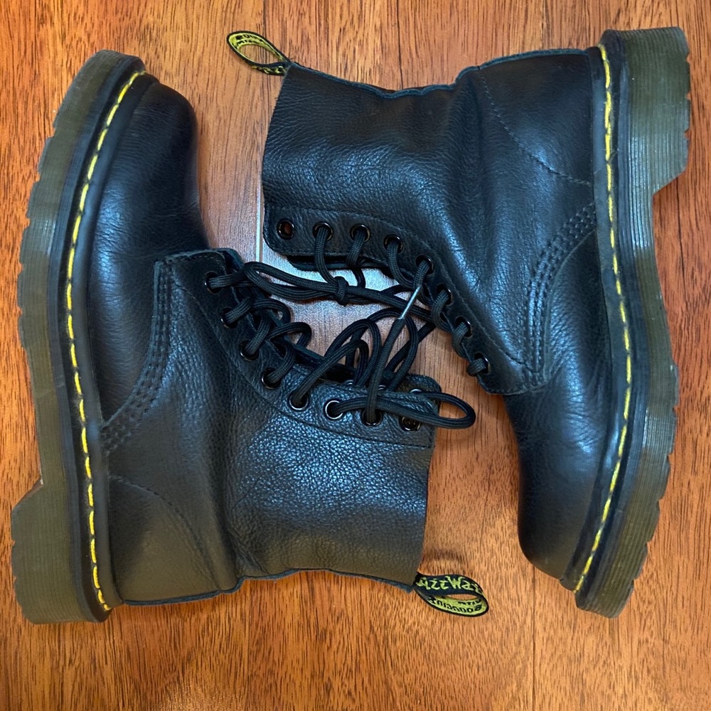 Womens Dr. Martens 1460 Pascal 8-Eye Boot - Black